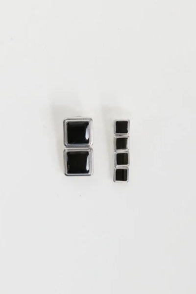 Archer Drop Earrings in Silver – mismatched silver PVD-plated earrings with black enamel drops, perfect for sleek day-to-night styling.