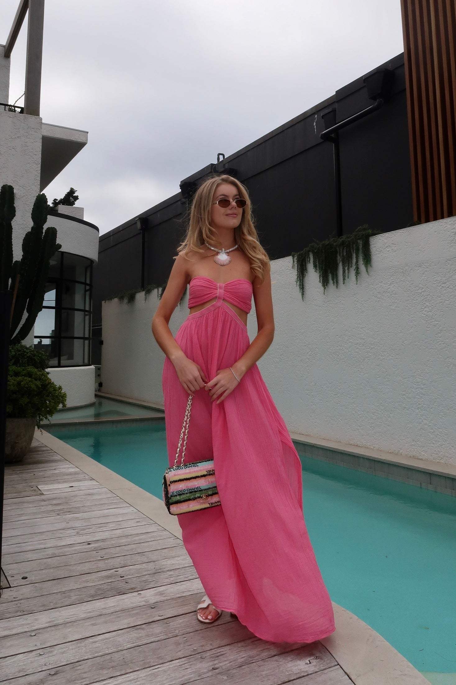 Chloe Dress Pink by D'Artemide – One-size cotton dress with ruched back, side split, low back detail, and soft pink elegance.