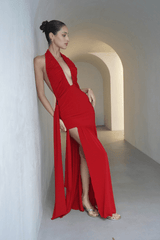 Dakota Pure Red by Deconduarte – Trendy fluid jersey dress with elastic neckline, fitted belt skirt, side slit, and lettuce-edge hem, perfect for confident, carefree occasions.