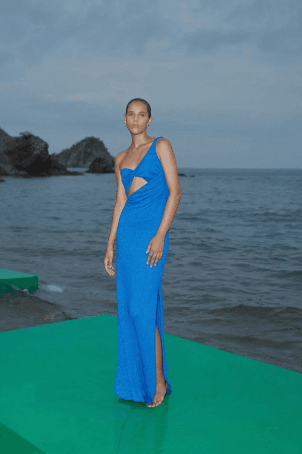 Arrecife Dress Noche Azul by Baobab – A trendy one-shoulder maxi with a heart neckline, bold cut-out, and side slit, perfect for elegant special occasions.