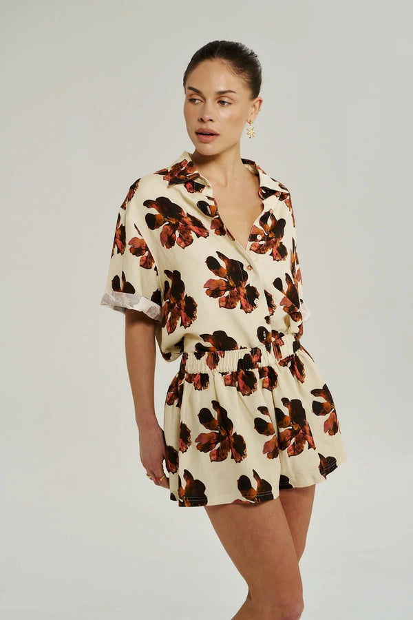 Big Shirt Butter Fleur by Summi Summi – relaxed floral button up shirt with short sleeves and linen blend fabric.