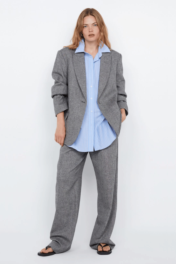 Brinley Blazer Salt & Pepper Weave by Bec + Bridge – Tailored single-breasted blazer in heavy wool blend with self-covered buttons, shoulder pads, boxy fit, and back vent. Fully lined.