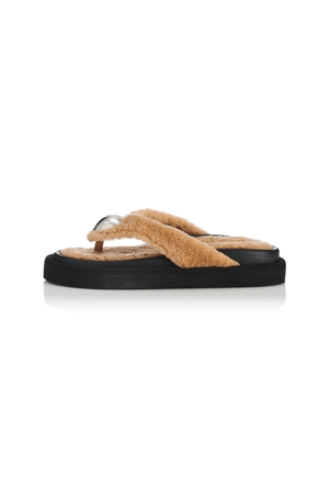 Ana Fawn Shearling by Alias Mae, a chic thong sandal in 100% leather with a soft shearling finish and silver heart detail. Features a 3.5cm heel for subtle elevation and all-day comfort. Size up if in between.