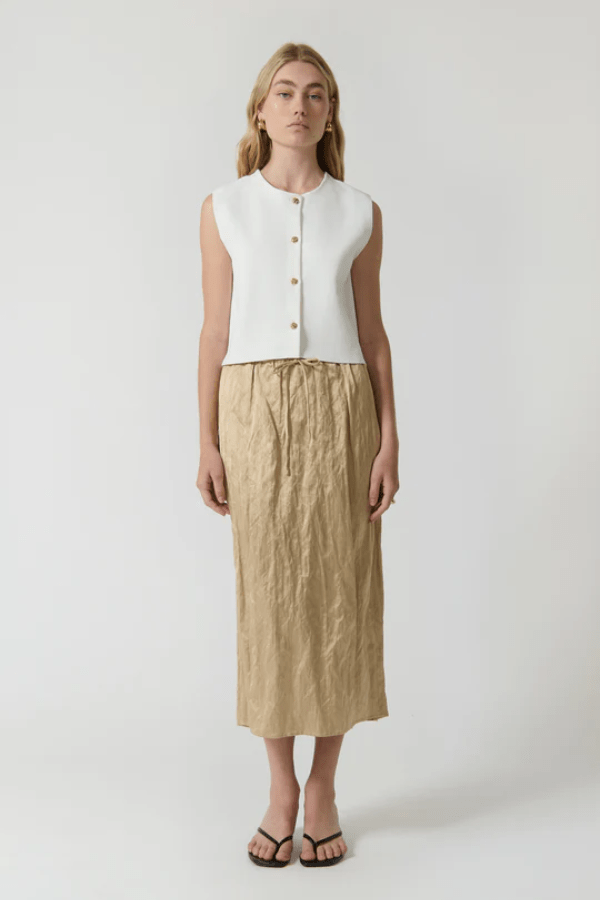 Linda Gilet White by Onte – Trendy cropped boxy silhouette with structured crew neck and gold knot buttons, perfect for polished layering looks.