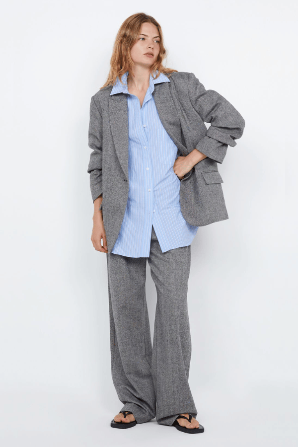 Brinley Blazer Salt & Pepper Weave by Bec + Bridge – Tailored single-breasted blazer in heavy wool blend with self-covered buttons, shoulder pads, boxy fit, and back vent. Fully lined.