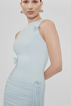 Azahar Arctic by Maygel Coronel – A trendy mini dress with memory-shape fit, draped skirt, side sash, and 3D flowers, perfect for chic events and nights out.