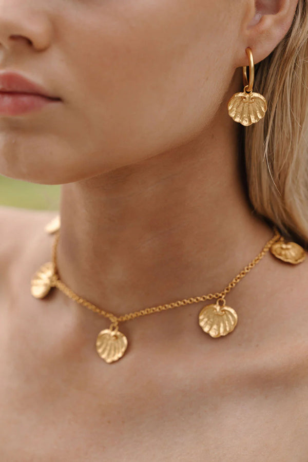 Valére | Rococo Shell Necklace | Girls with Gems