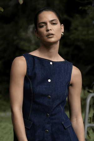 Good Vibes Midi Indigo by Pasduchas – Trendy stretch denim midi with contrast stitching, gold snaps, and tailored pockets, perfect for sleek day-to-night style.