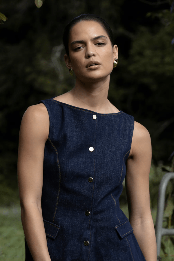 Good Vibes Midi Indigo by Pasduchas – Trendy stretch denim midi with contrast stitching, gold snaps, and tailored pockets, perfect for sleek day-to-night style.