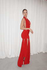 Dakota Pure Red by Deconduarte – Trendy fluid jersey dress with elastic neckline, fitted belt skirt, side slit, and lettuce-edge hem, perfect for confident, carefree occasions.