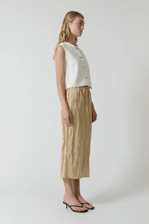 Linda Gilet White by Onte – Trendy cropped boxy silhouette with structured crew neck and gold knot buttons, perfect for polished layering looks.