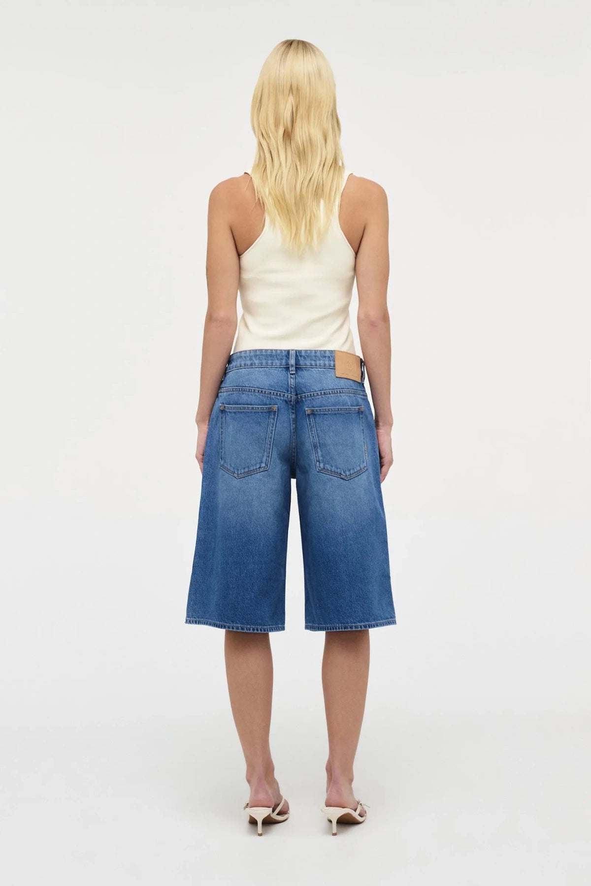 Sara Jort – Mesmerise by Neuw Denim, vintage-wash mid-rise jean shorts with relaxed fit. Perfect for summer days or laid-back weekends.