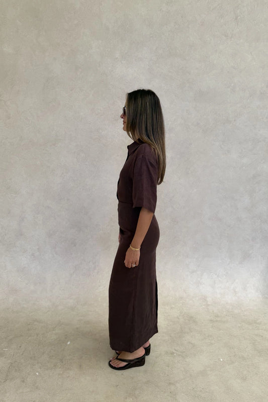 Lefka Midi Dress Chocolate by Sneaky Link – A trendy, breathable linen midi with flattering skirt tucks and button-front neckline, perfect for sunny lunches and relaxed summer days.