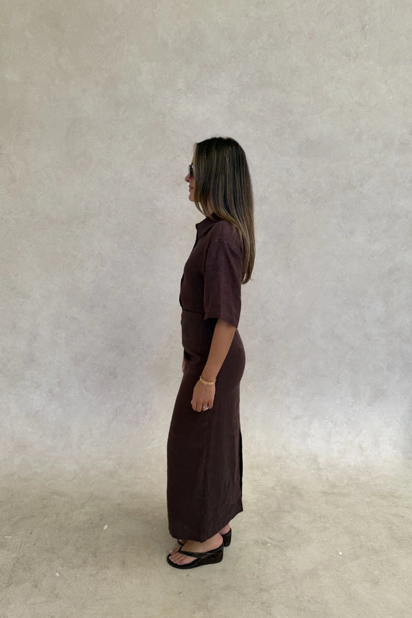Lefka Midi Dress Chocolate by Sneaky Link – A trendy, breathable linen midi with flattering skirt tucks and button-front neckline, perfect for sunny lunches and relaxed summer days.