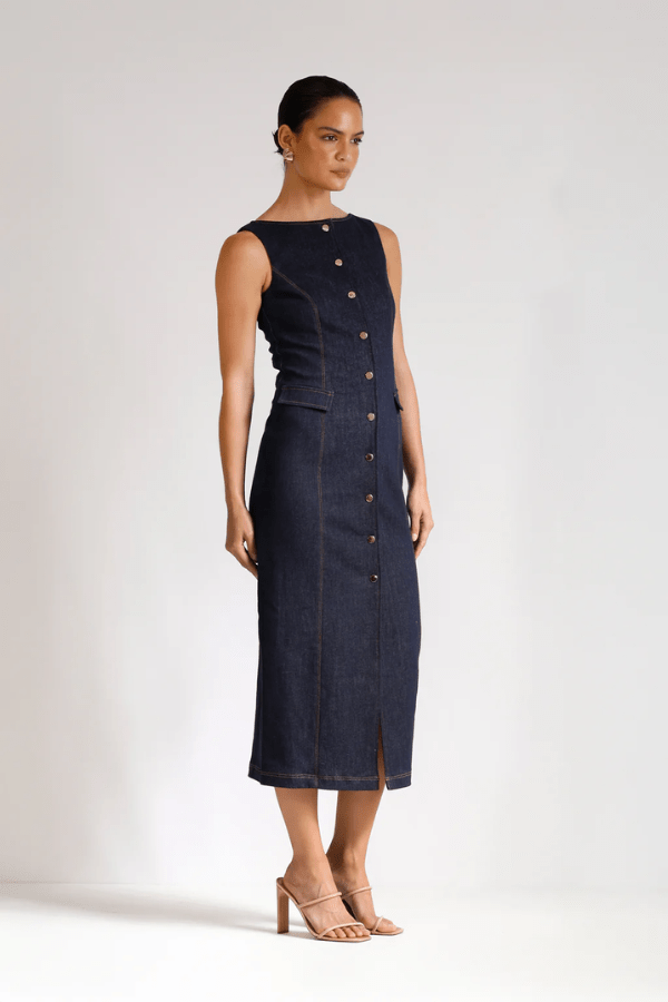 Good Vibes Midi Indigo by Pasduchas – Trendy stretch denim midi with contrast stitching, gold snaps, and tailored pockets, perfect for sleek day-to-night style.