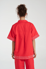 Sig Linen Shirt Scarlet by Summi Summi – a boxy shirt with embroidered trim and relaxed fit. Perfect for everyday styling.