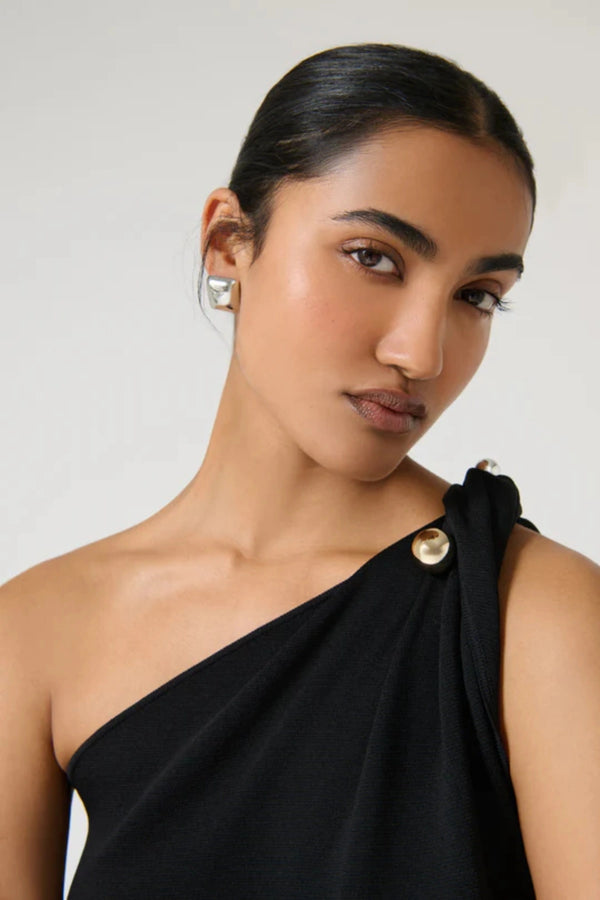 Loreta Twist Dress – Black by Onte, featuring a one-shoulder twist in heavy crepe knit. A bold mini silhouette for sleek evening style.