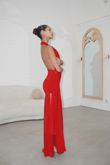 Dakota Pure Red by Deconduarte – Trendy fluid jersey dress with elastic neckline, fitted belt skirt, side slit, and lettuce-edge hem, perfect for confident, carefree occasions.