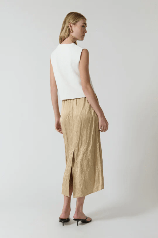 Linda Gilet White by Onte – Trendy cropped boxy silhouette with structured crew neck and gold knot buttons, perfect for polished layering looks.