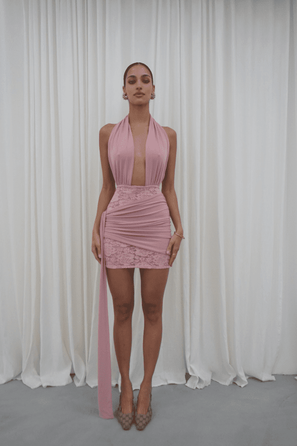 Chrissy Pink by Deconduarte – Trendy two-piece stretch lace set with fitted dress, dramatic over-belt skirt, and daring open back, perfect for bold, elegant formal events.