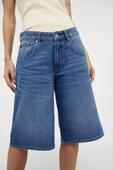 Sara Jort – Mesmerise by Neuw Denim, vintage-wash mid-rise jean shorts with relaxed fit. Perfect for summer days or laid-back weekends.