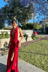 Dakota Pure Red by Deconduarte – Trendy fluid jersey dress with elastic neckline, fitted belt skirt, side slit, and lettuce-edge hem, perfect for confident, carefree occasions.
