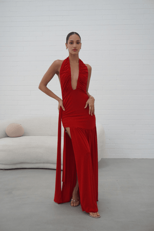 Dakota Pure Red by Deconduarte – Trendy fluid jersey dress with elastic neckline, fitted belt skirt, side slit, and lettuce-edge hem, perfect for confident, carefree occasions.