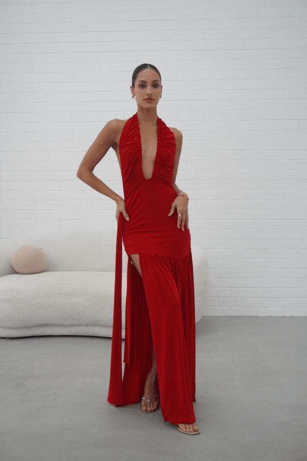 Dakota Pure Red by Deconduarte – Trendy fluid jersey dress with elastic neckline, fitted belt skirt, side slit, and lettuce-edge hem, perfect for confident, carefree occasions.