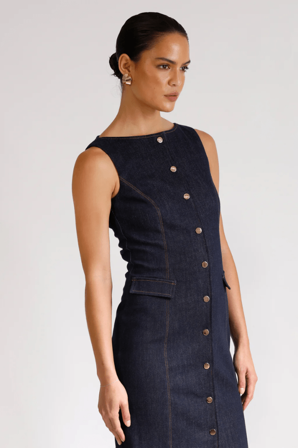 Good Vibes Midi Indigo by Pasduchas – Trendy stretch denim midi with contrast stitching, gold snaps, and tailored pockets, perfect for sleek day-to-night style.