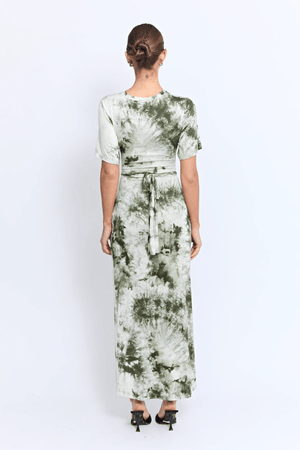 Kami Dress Earth Tie Dye by Pfeiffer – A soft midi tee dress with wrap waist ties and elastic bust, perfect for casual brunches, travel days, or effortless everyday style.