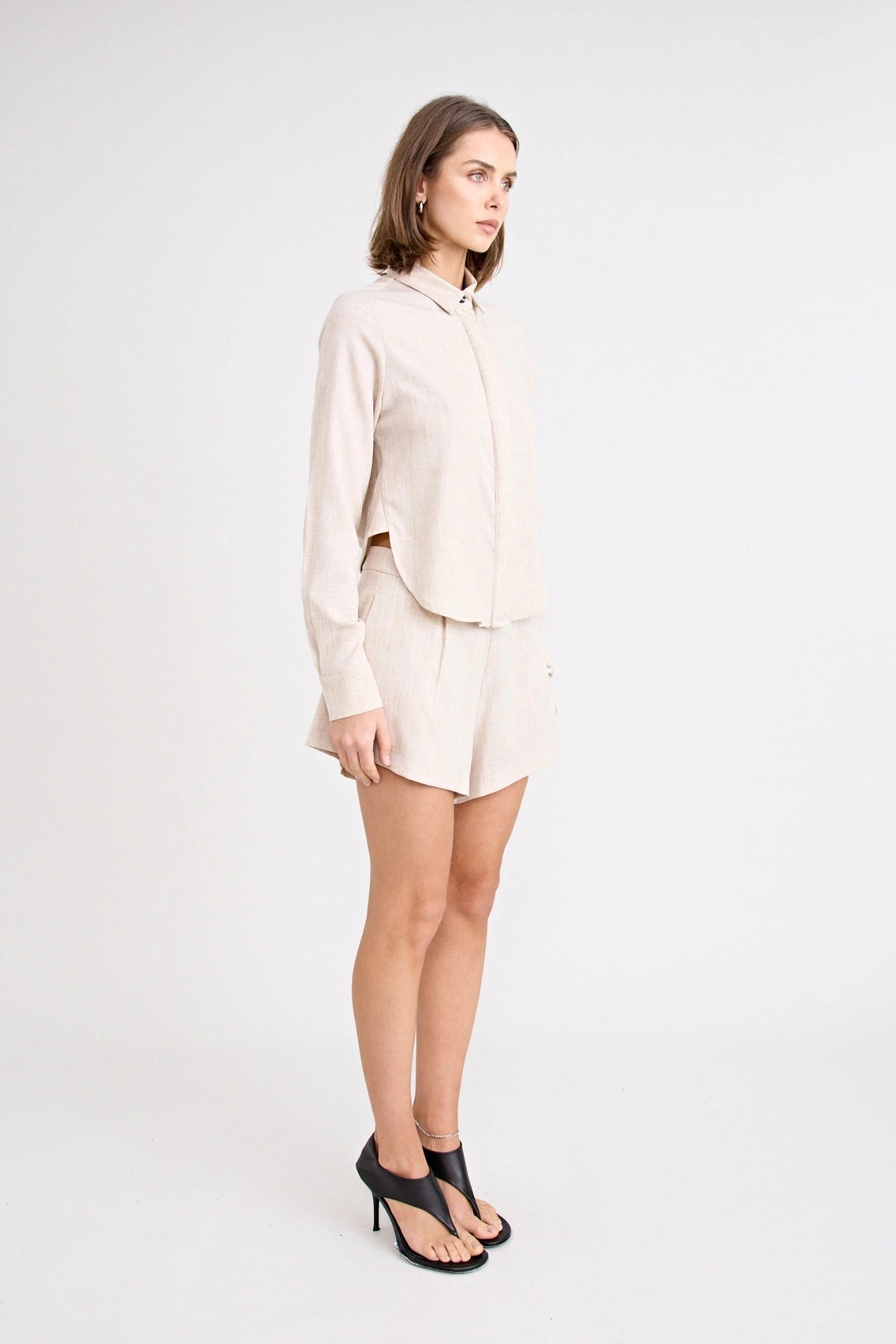 Pino Tailored Short by Pfeiffer — a lightweight mid-rise short with a curved hem and clean tailored finish, ideal for polished daytime looks.
