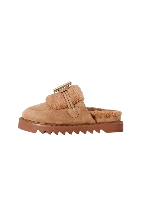 Cedar Fawn Suede/shearling by Alias Mae, slip-on shoes with 100% suede leather, real shearling lining, gold hardware, and a 2cm flatform for stylish comfort.