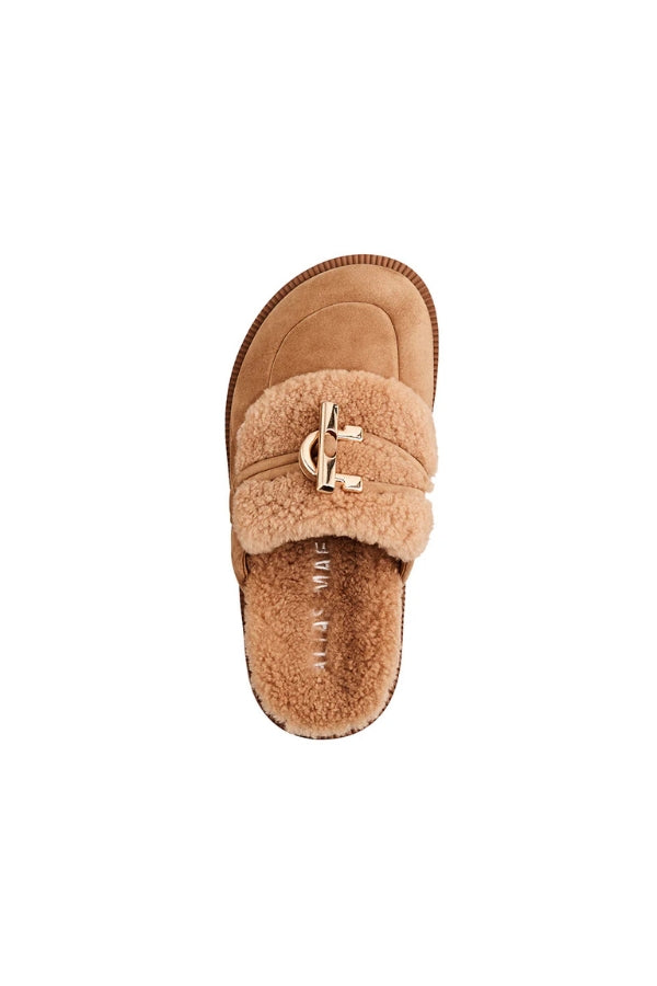 Cedar Fawn Suede/shearling by Alias Mae, slip-on shoes with 100% suede leather, real shearling lining, gold hardware, and a 2cm flatform for stylish comfort.