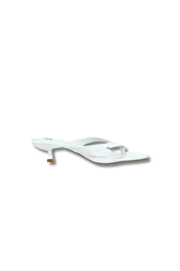 Kitty Heel White by Sneaky Link – Chic and comfortable kitten heel with a 4cm height, leather upper and lining, plus a glossy finish. A stylish must-have for any outfit.