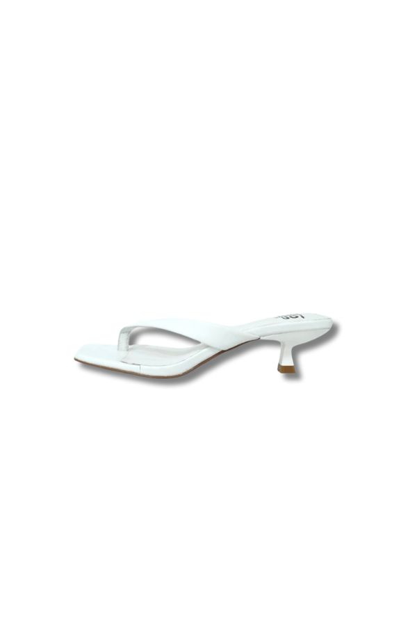 Kitty Heel White by Sneaky Link – Chic and comfortable kitten heel with a 4cm height, leather upper and lining, plus a glossy finish. A stylish must-have for any outfit.