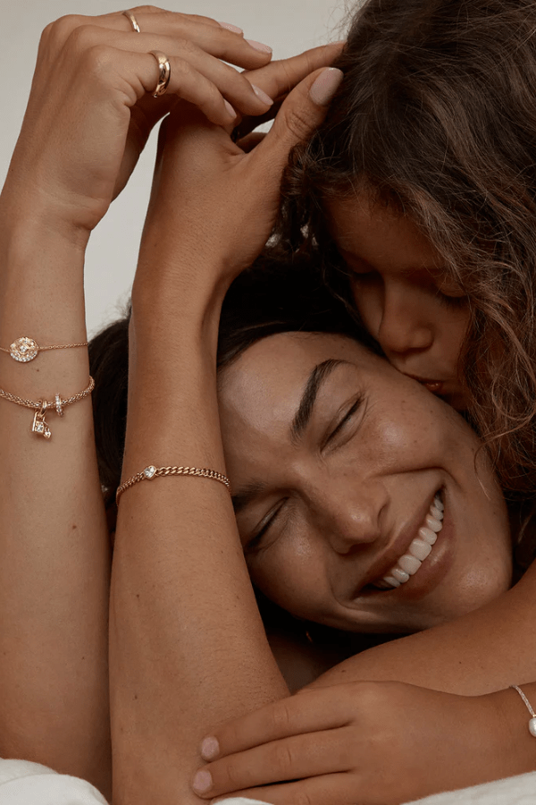 By Charlotte | 18k Gold Vermeil Radiant Heart Engravable Curb Bracelet | Girls with Gems