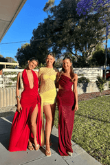 Dakota Pure Red by Deconduarte – Trendy fluid jersey dress with elastic neckline, fitted belt skirt, side slit, and lettuce-edge hem, perfect for confident, carefree occasions.