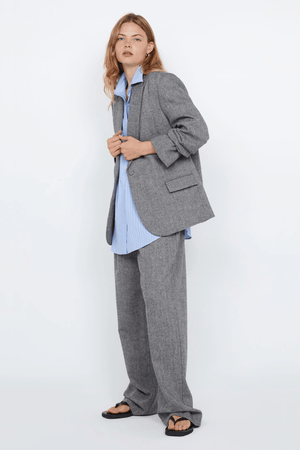 Brinley Blazer Salt & Pepper Weave by Bec + Bridge – Tailored single-breasted blazer in heavy wool blend with self-covered buttons, shoulder pads, boxy fit, and back vent. Fully lined.