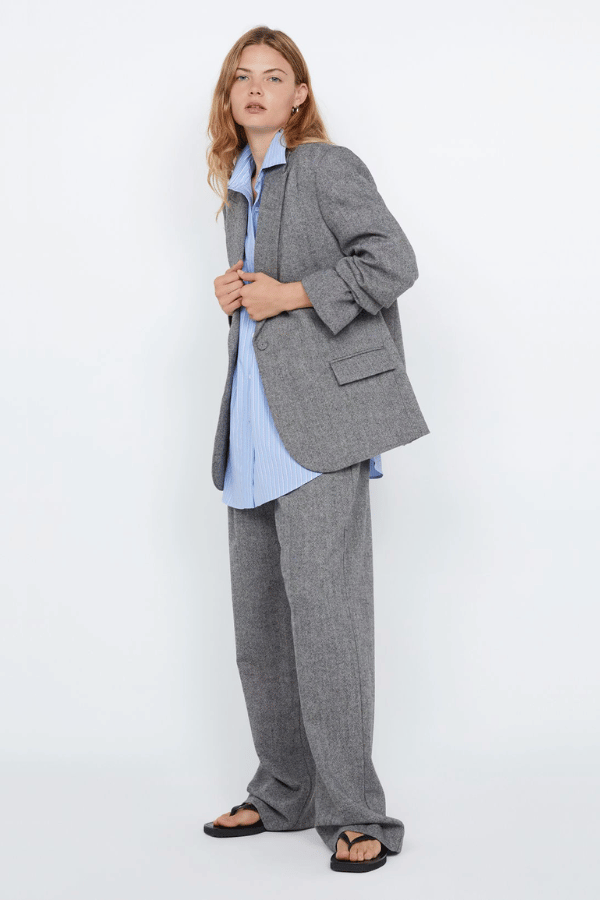 Brinley Blazer Salt & Pepper Weave by Bec + Bridge – Tailored single-breasted blazer in heavy wool blend with self-covered buttons, shoulder pads, boxy fit, and back vent. Fully lined.