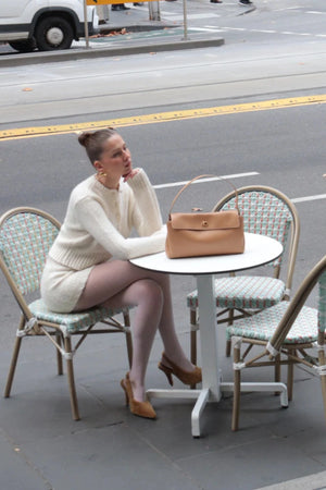 Valentina Bag Beige by Reh Studios – a structured leather bag with adjustable strap and dual compartments. Perfect for everyday wear.