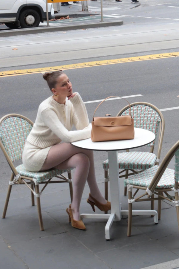 Valentina Bag Beige by Reh Studios – a structured leather bag with adjustable strap and dual compartments. Perfect for everyday wear.