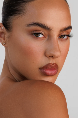Cluster Fluffies 0.1 by OWN Beauty Essentials, cluster lashes with C curl and fine flexible band, soft vegan fibres for a voluminous effect, lightweight and beginner-friendly.