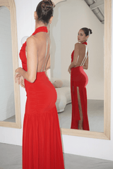 Dakota Pure Red by Deconduarte – Trendy fluid jersey dress with elastic neckline, fitted belt skirt, side slit, and lettuce-edge hem, perfect for confident, carefree occasions.