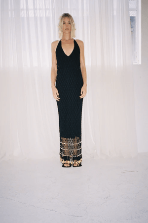 Reis Macrame Maxi Dress Noir by The Wolf Gang – Striking handmade black macrame dress with beaded hem, ideal for festivals or summer soirées.