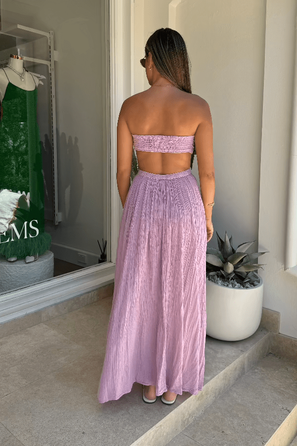 Chloe Dress Lilac by D'Artemide – One-size cotton dress with ruched back, side split, low back detail, and dreamy lilac tone.