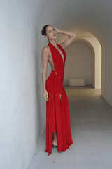 Dakota Pure Red by Deconduarte – Trendy fluid jersey dress with elastic neckline, fitted belt skirt, side slit, and lettuce-edge hem, perfect for confident, carefree occasions.