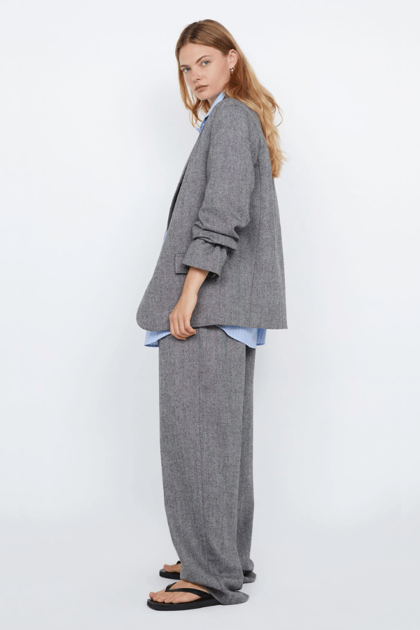 Brinley Blazer Salt & Pepper Weave by Bec + Bridge – Tailored single-breasted blazer in heavy wool blend with self-covered buttons, shoulder pads, boxy fit, and back vent. Fully lined.