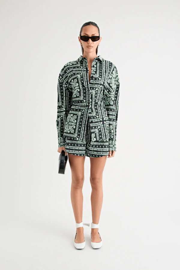 Chico Shirt Paisley by Pfeiffer – a relaxed shirt with removable belt and curved hem. Perfect for versatile styling.