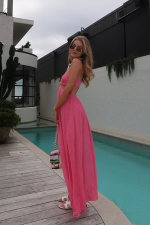 Chloe Dress Pink by D'Artemide – One-size cotton dress with ruched back, side split, low back detail, and soft pink elegance.