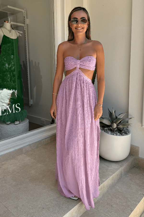 Chloe Dress Lilac by D'Artemide – One-size cotton dress with ruched back, side split, low back detail, and dreamy lilac tone.